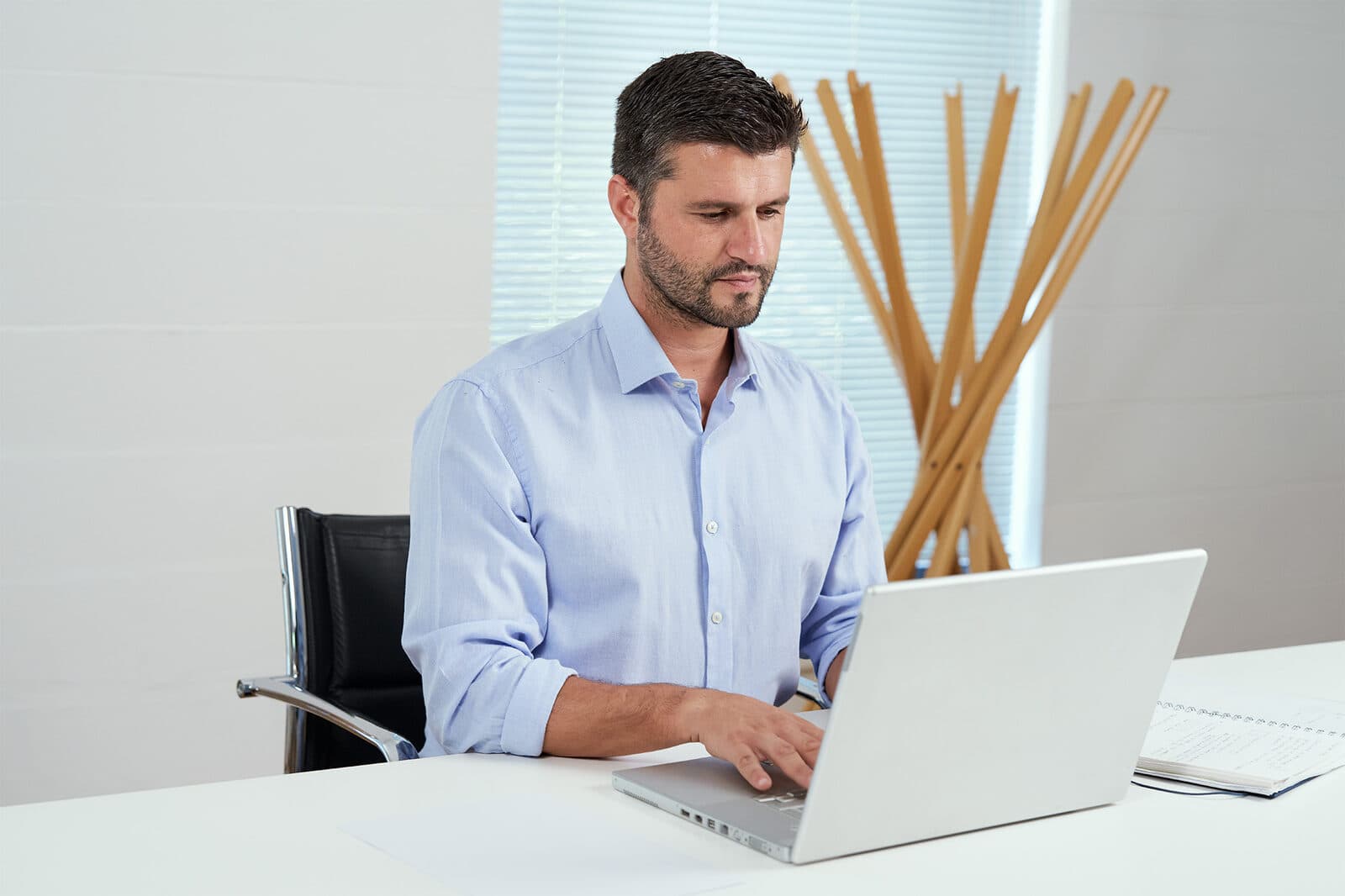 Geom. Lorenzo Armellin am Computer bei der Aktenvorbereitung